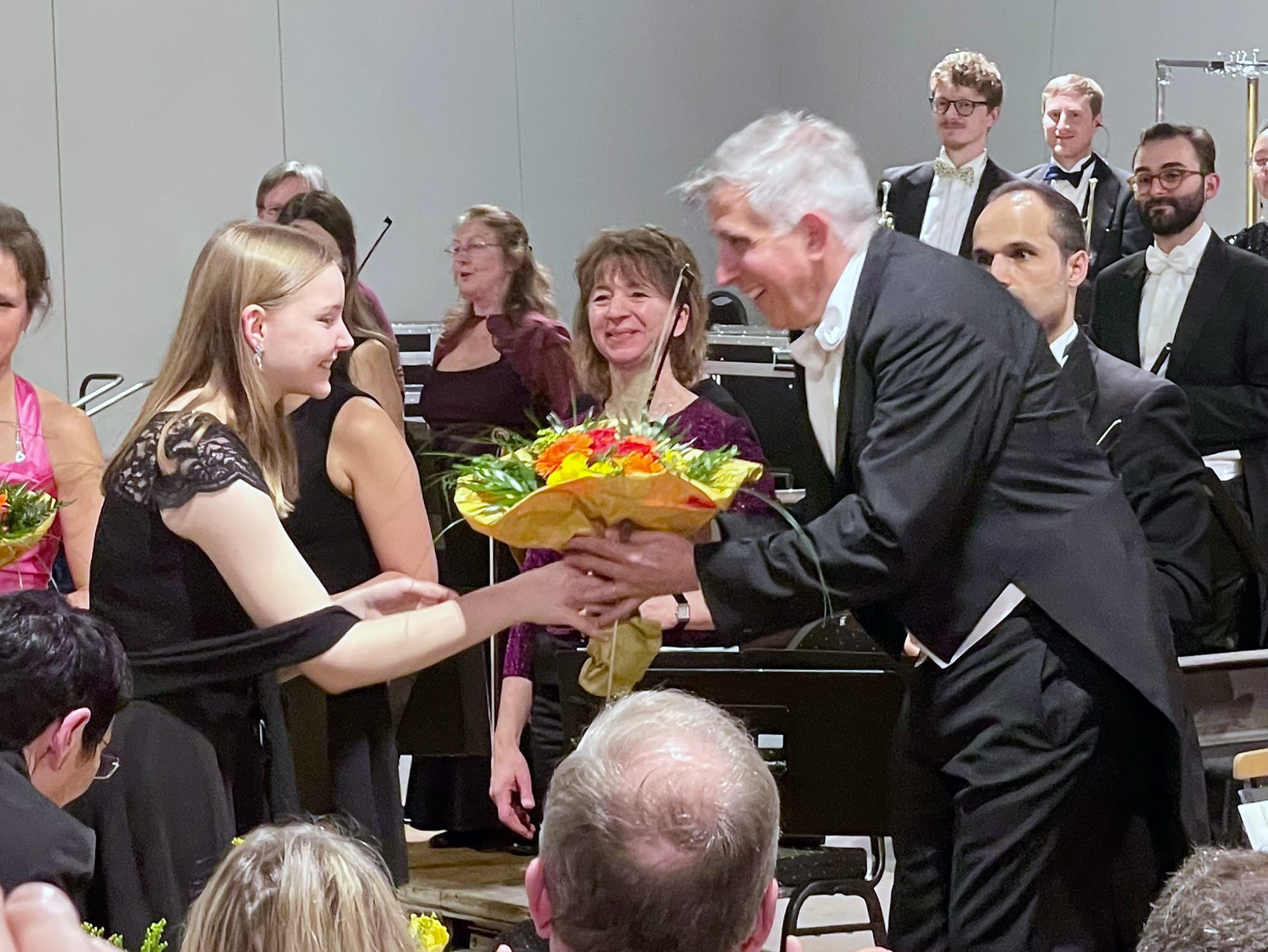 Dirigent Nicholas Milton überreicht Blumen