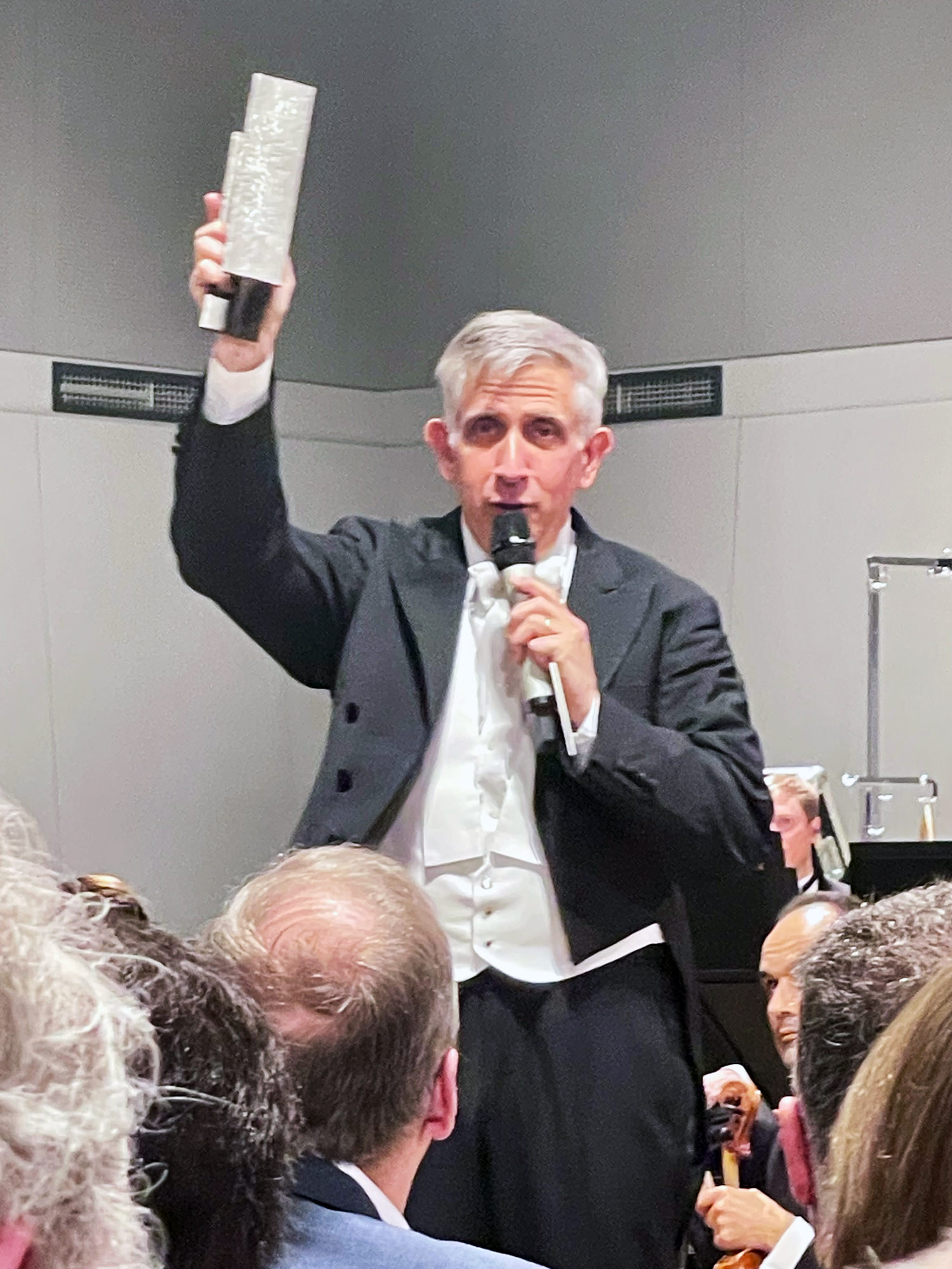 Dirigent Nicholas Milton auf dem Neujahrskonzert 2026 in Bleckede