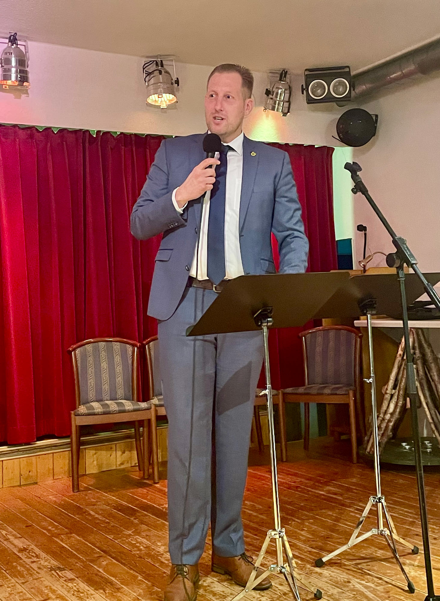 Bürgermeister Dennis Neumann hält eine Rede