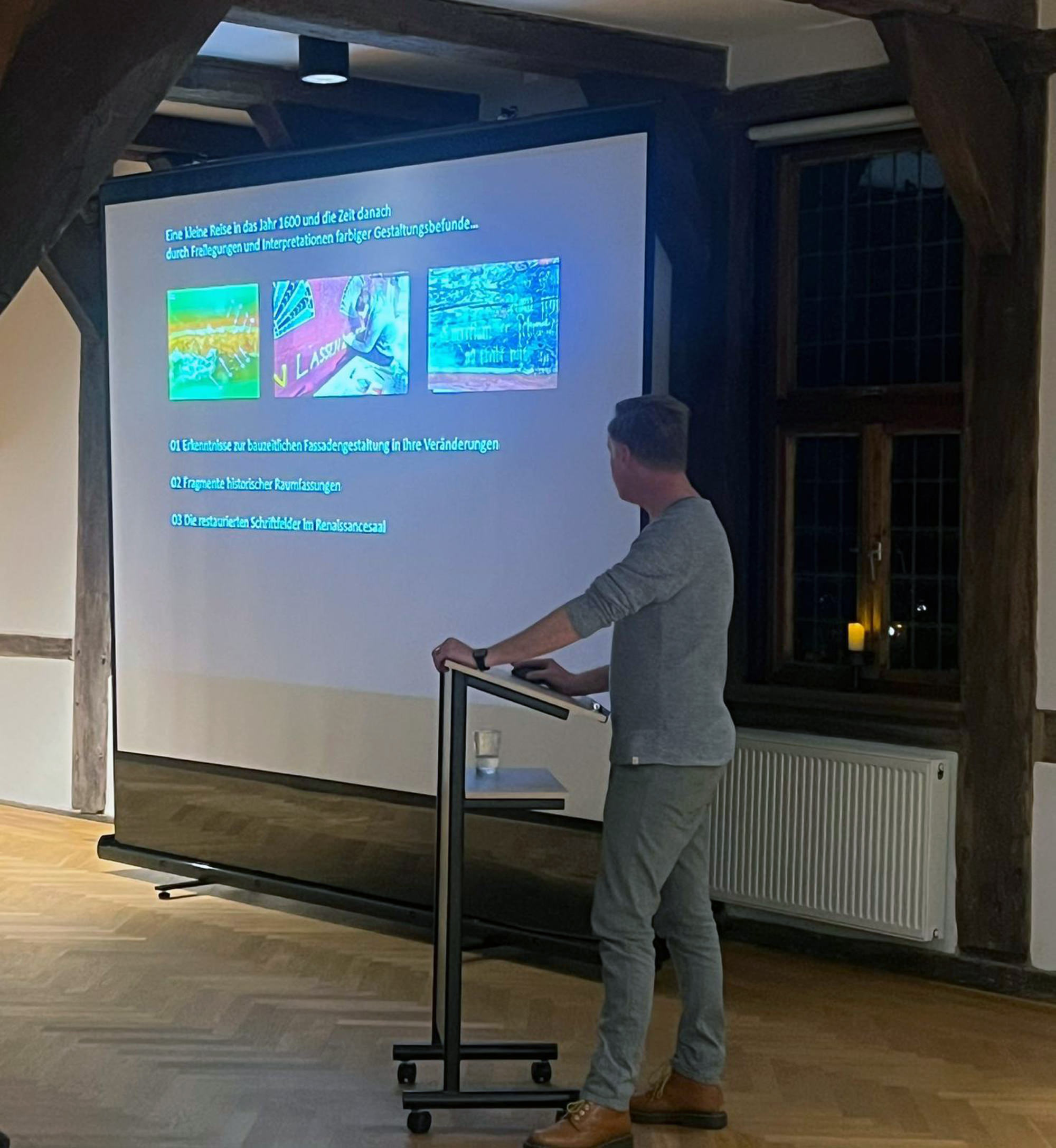 Diplom-Restaurator Markus Tillwick aus Lüneburg berichtet im Schlosssaal