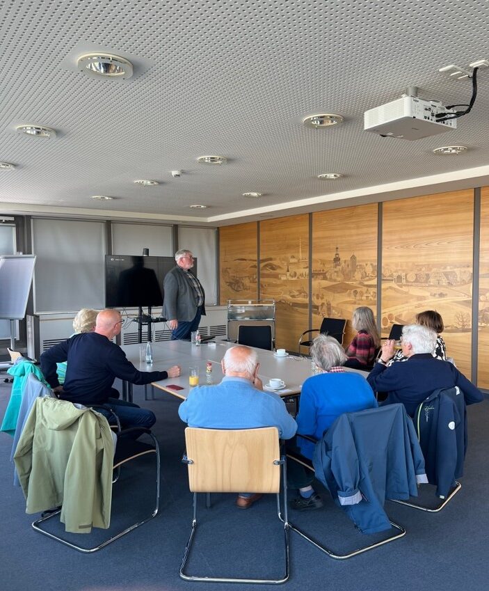 Blick in den Sitzungssaal mit Intarsienarbeit an Wand